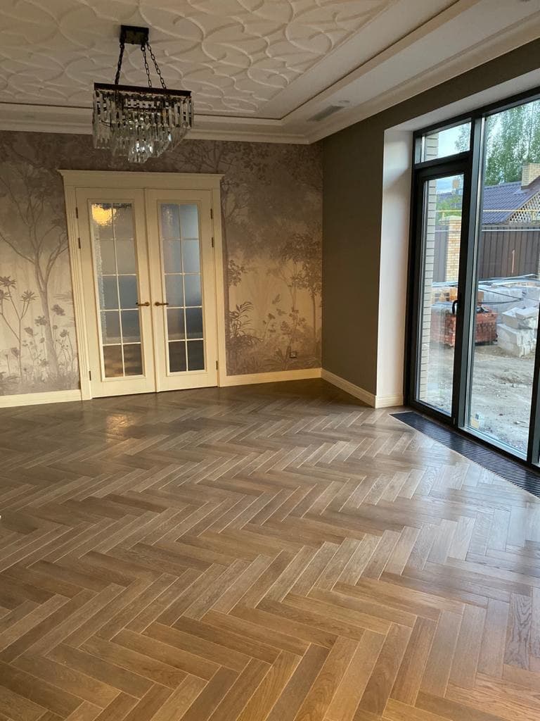 Спальня с теплым деревянным покрытием