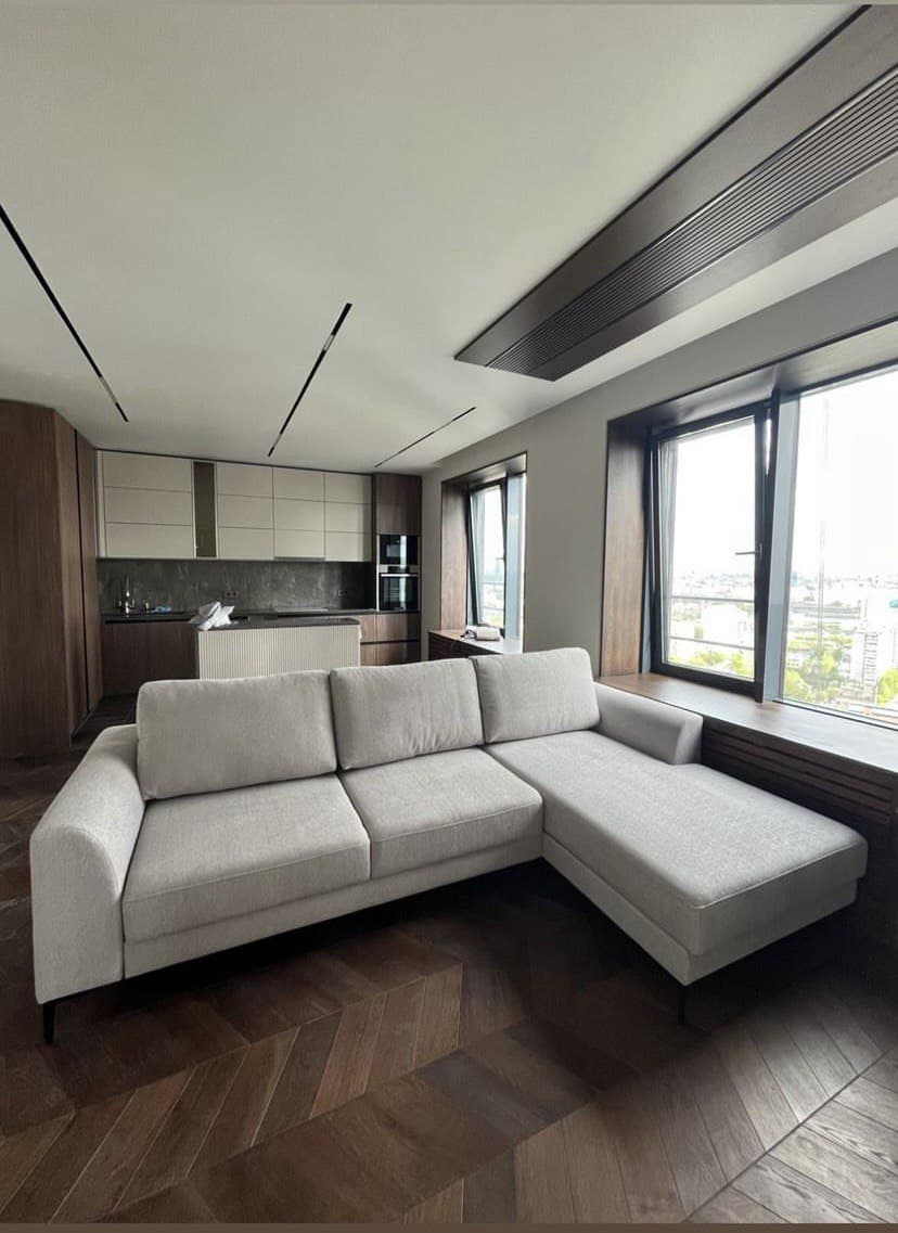 Светлая гостиная с натуральным оттенком дерева