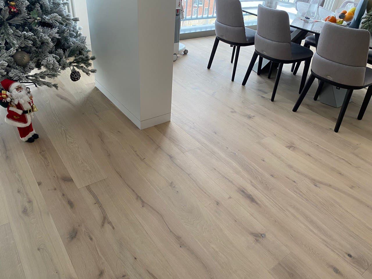 Просторная кухня-гостиная с инженерной доской и теплым светом