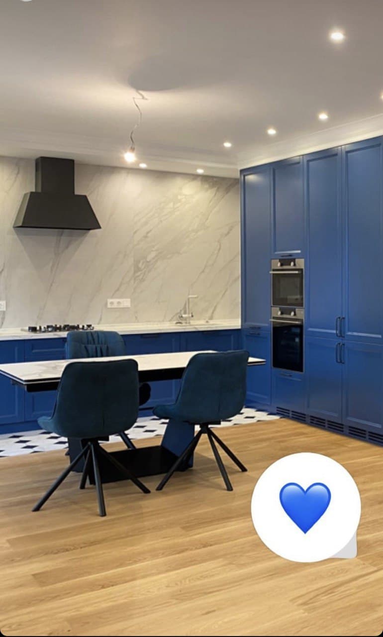 Скандинавская гостиная со светлым ламинатом