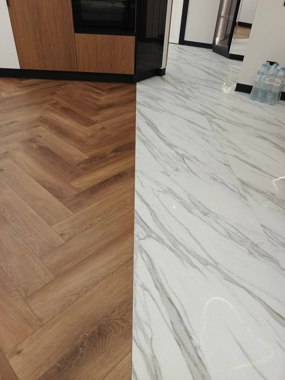 Точный стык инженерной доски и светлого керамогранита