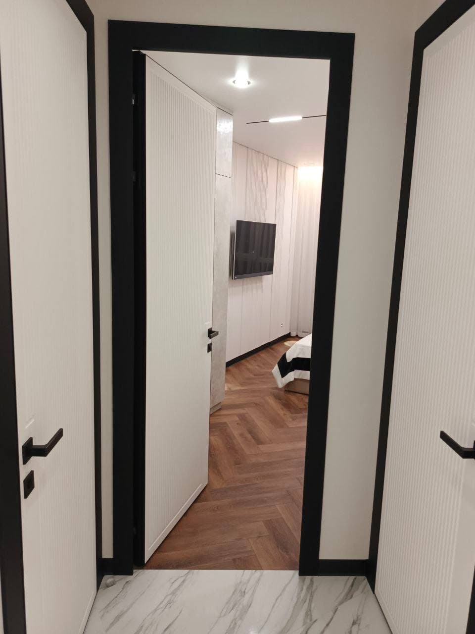 Проход в спальню с продолжением раскладки инженерной доски