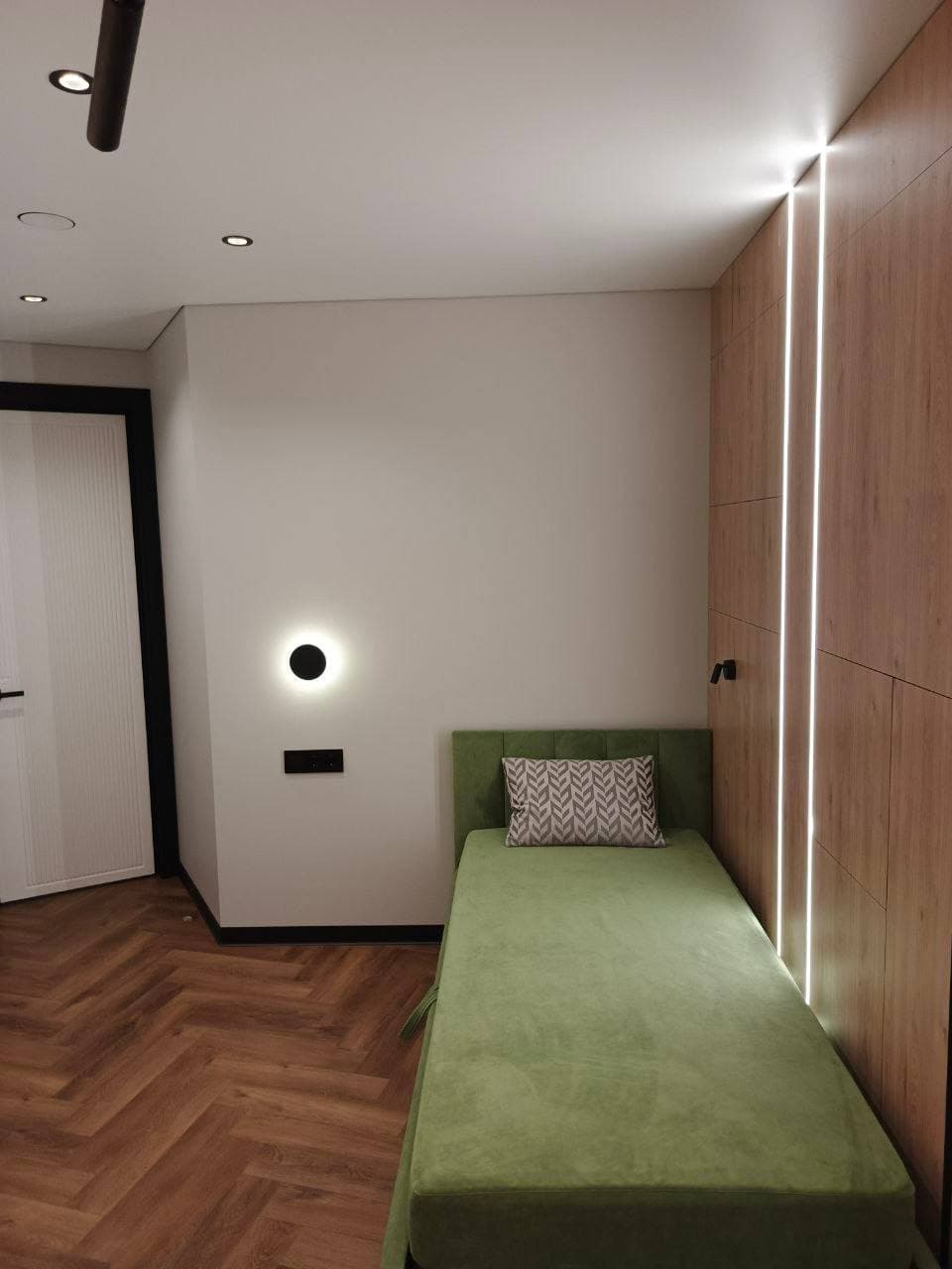 Комната с ореховой инженерной доской елкой и встроенной подсветкой