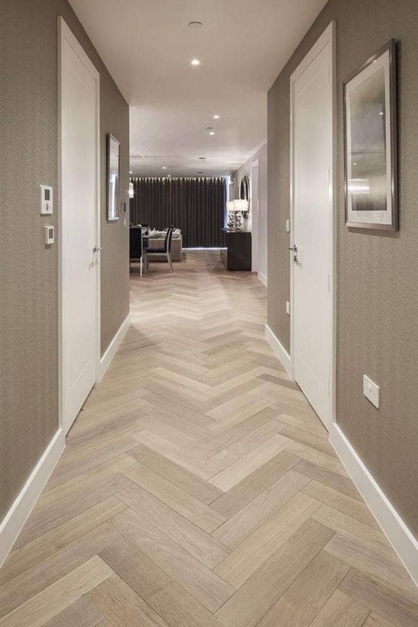 Современная гостиная с инженерной доской