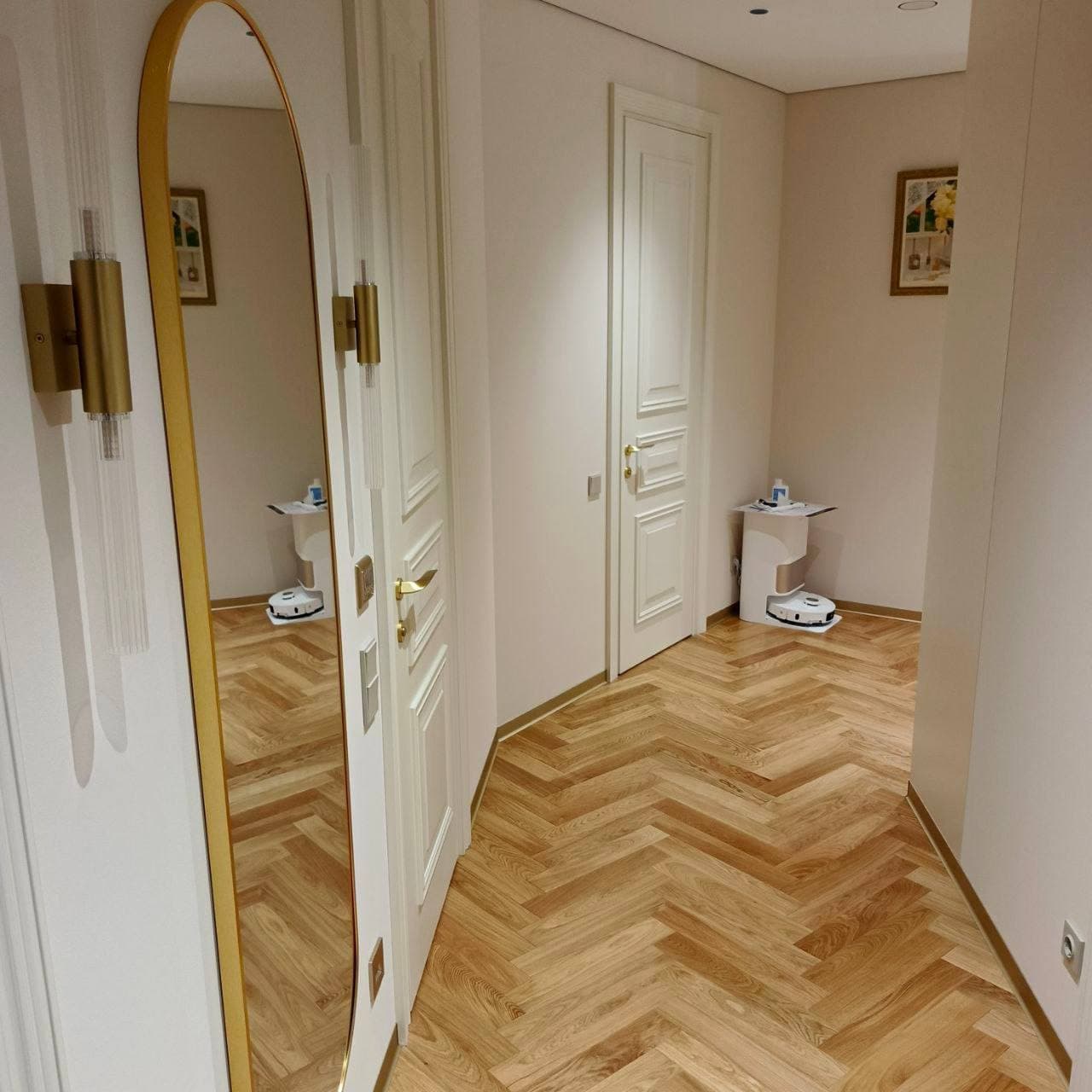 Светлый холл с инженерной доской елкой и классическими дверями